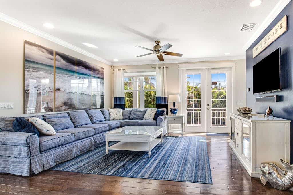 Welcoming condo close to the beach with private heated pool & WiFi