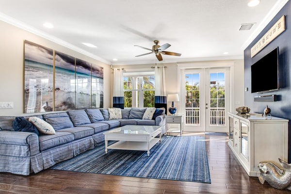 Welcoming condo close to the beach with private heated pool & WiFi