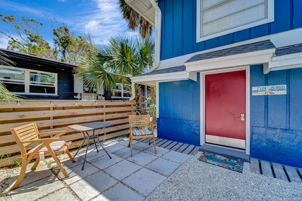 Suite near the beach with a full kitchen, shared grill, AC, & W/D