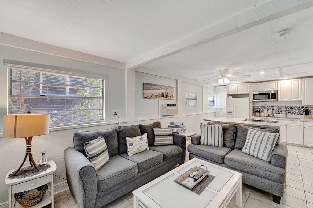 Suite near the beach with a full kitchen, shared grill, AC, & W/D