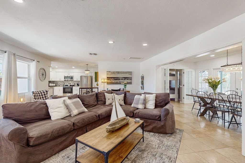 Luxe home with pool & alfresco living - amazing walkable location