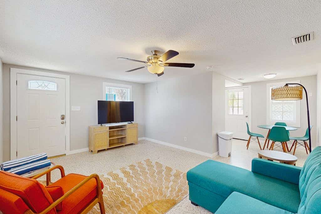 Cozy retreat, steps away from Gulf and beaches, dog friendly, AC