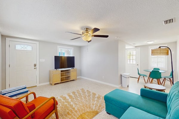 Cozy retreat, steps away from Gulf and beaches, dog friendly, AC