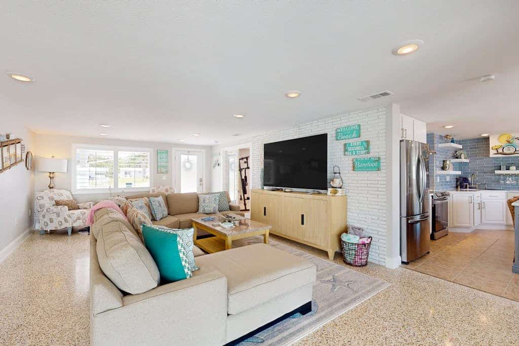 Charming house near the beach with patio, central AC, expansive yard & fast WiFi