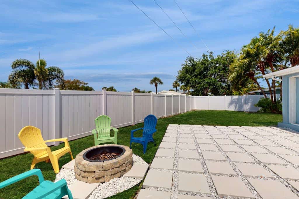 Charming house near the beach with patio, central AC, expansive yard & fast WiFi
