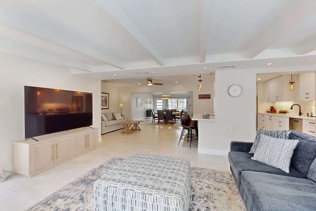 St. Armands oasis with saltwater pool - walk to beach & shops