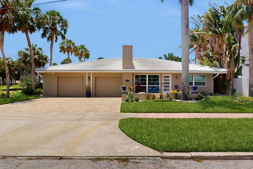 St. Armands oasis with saltwater pool - walk to beach & shops