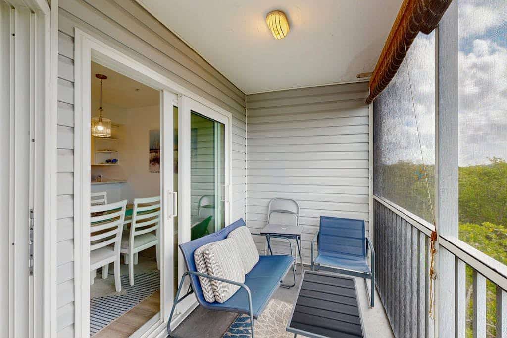Charming island condo with heated pool near beach & trolley