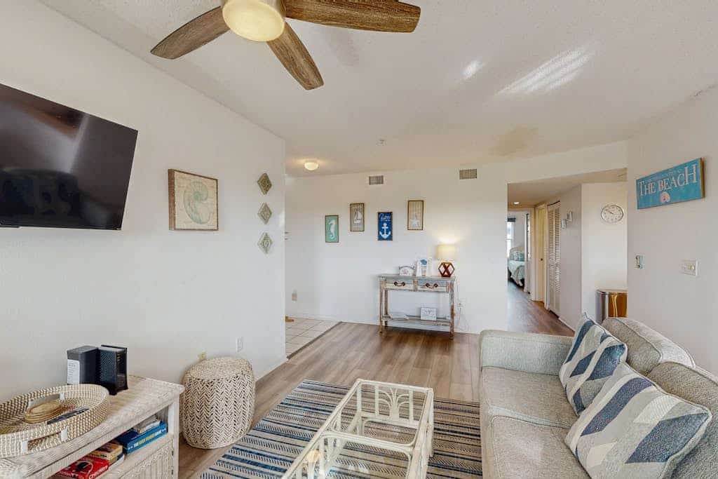 Charming island condo with heated pool near beach & trolley