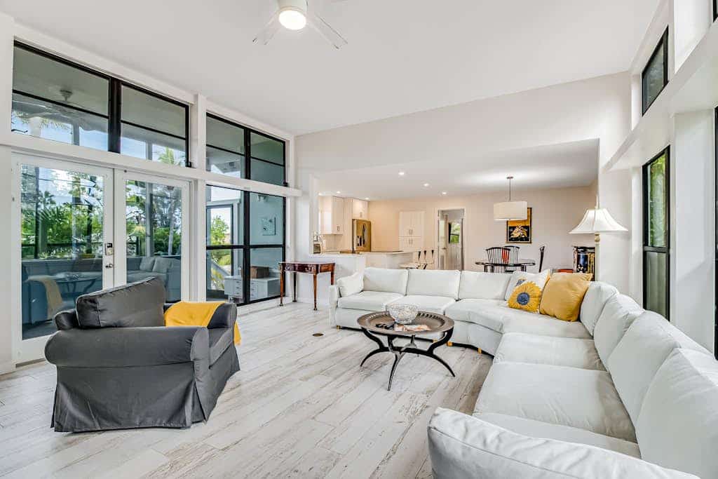 Tree-lined home w/ amazing decor & screened porch - near beach/dining