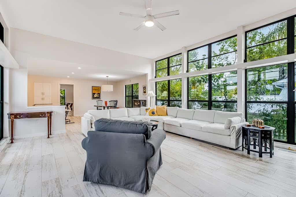 Tree-lined home w/ amazing decor & screened porch - near beach/dining