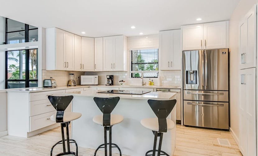 Tree-lined home w/ amazing decor & screened porch - near beach/dining
