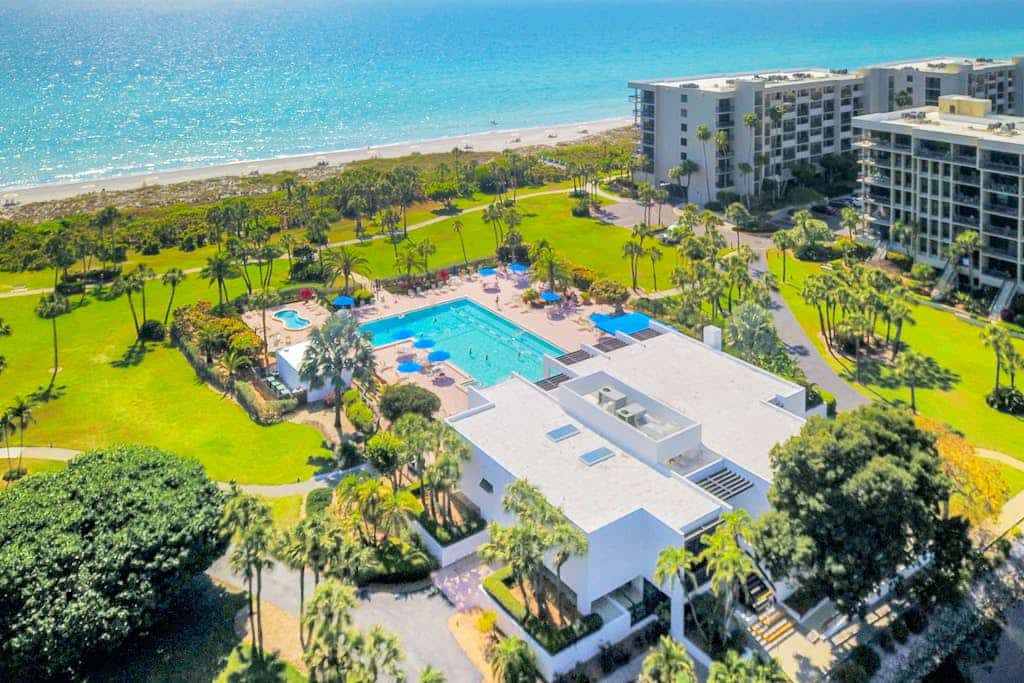 Oceanfront condo with shared pool, ocean view, WiFi, & washer/dryer