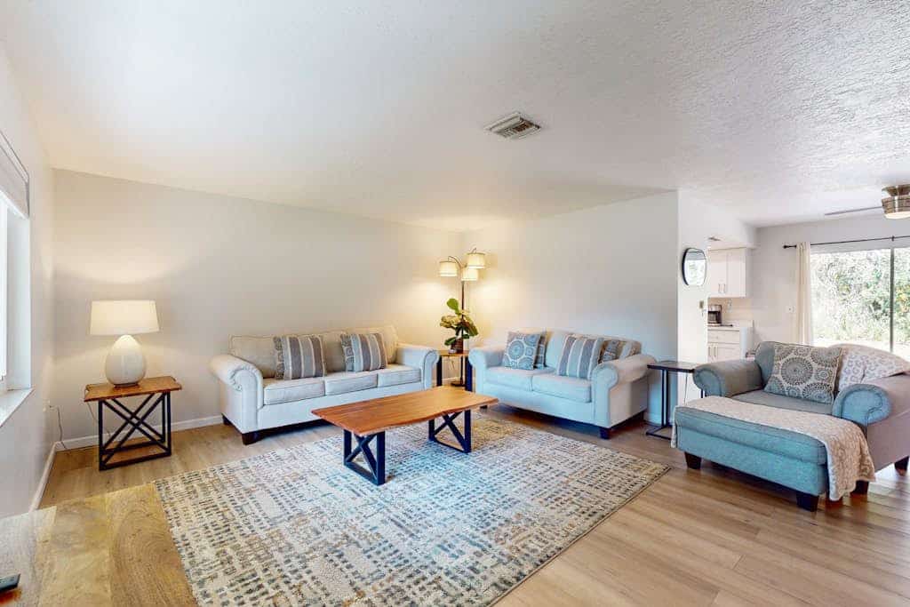 Renovated retreat - dog-friendly yard, AC & W/D - snowbirds welcome