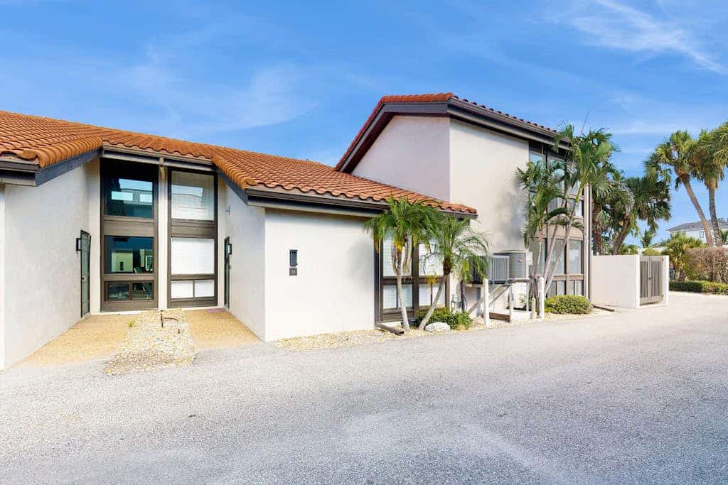 Dreamy beach condo with AC & balcony - walk to nature park & near downtown