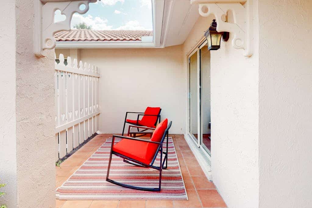 Quiet home on a cul-de-sac with screened patio, bikes, W/D, & central AC