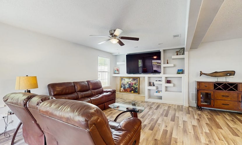 Charming home w/ large yard, near Beaches, Sarasota, Bradenton, & the airport