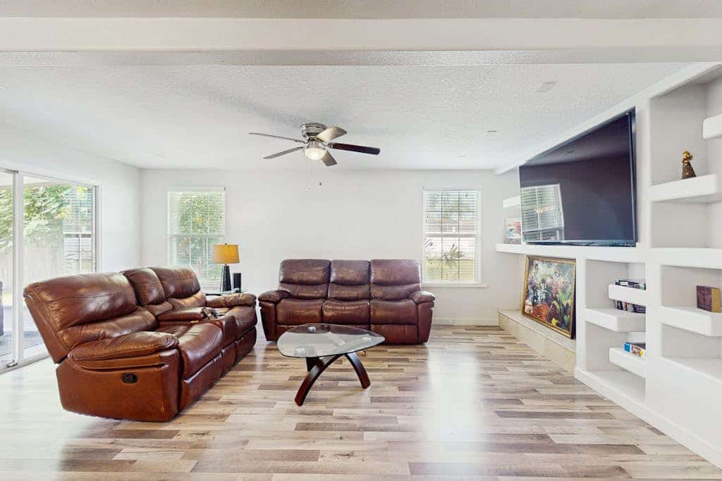 Charming home w/ large yard, near Beaches, Sarasota, Bradenton, & the airport