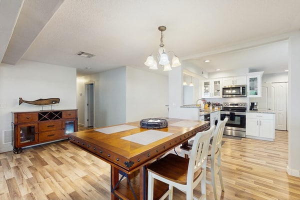 Charming home w/ large yard, near Beaches, Sarasota, Bradenton, & the airport