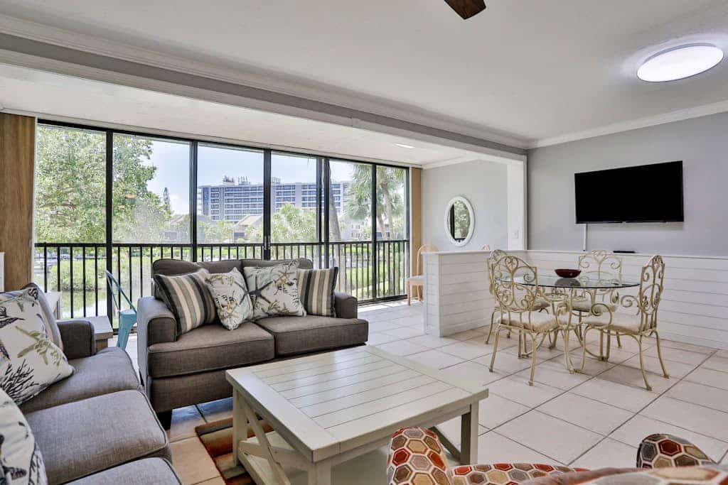 Harbor-view condo with pool, sports courts & fitness room - snowbirds welcome
