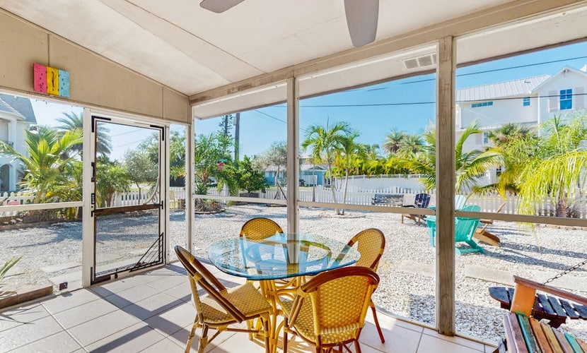 Dog friendly home with lanai, internet, and perfect location