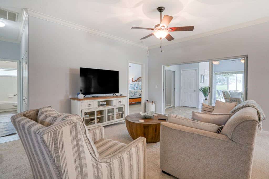 Snowbird-friendly, golf-view getaway with central AC, washer/dryer, & grill
