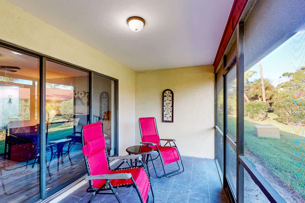 Renovated condo near golf with on-site pool, hot tub, tennis, & private lanai