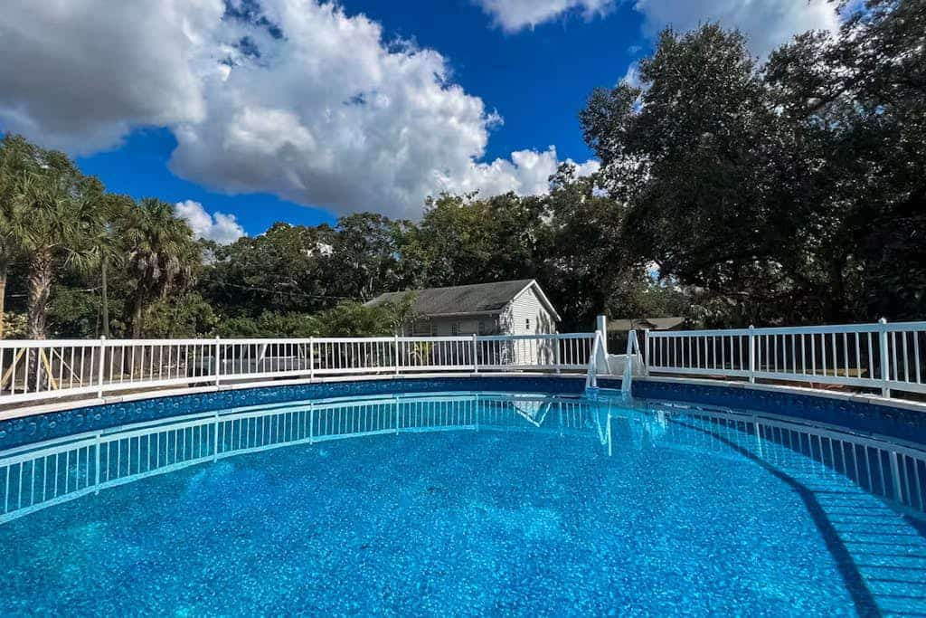 Exquisite bungalow with shared pool, washer & dryer, and WIFI