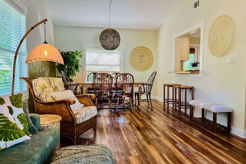 Exquisite bungalow with shared pool, washer & dryer, and WIFI