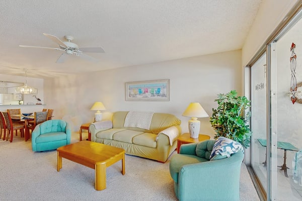Waterfront condo with pool, internet & breathtaking balcony views