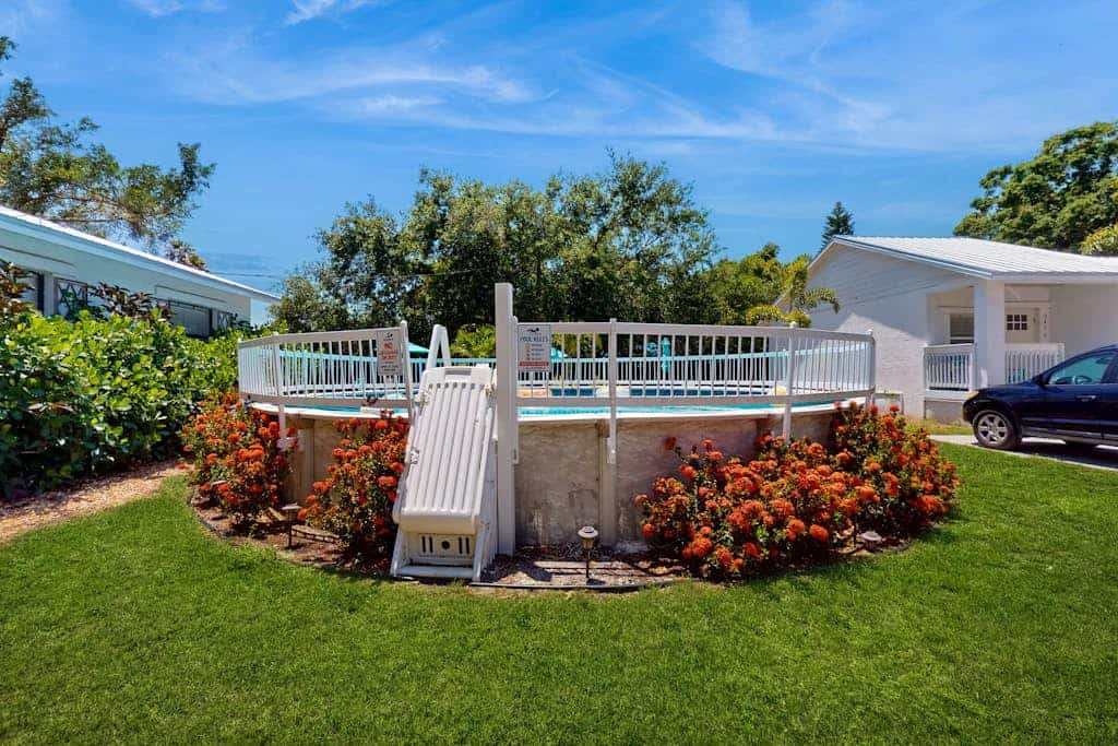 Cozy bungalow with shared pool,  internet, onsite washer and dryer