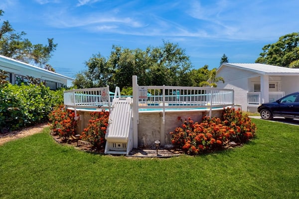 Cozy bungalow with shared pool, internet, onsite washer and dryer