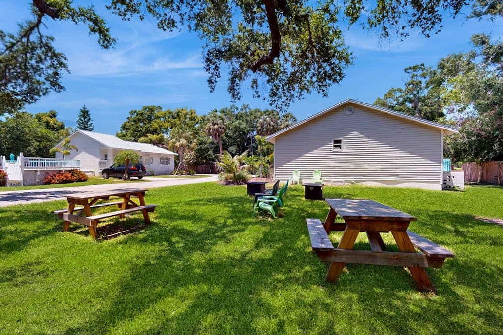 Cozy bungalow with shared pool,  internet, onsite washer and dryer