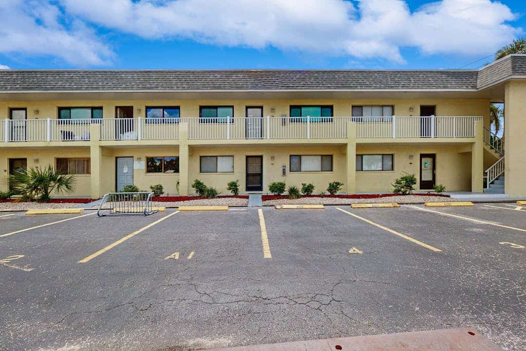 Spacious condo with work station,WIFI, W/D and full kitchen