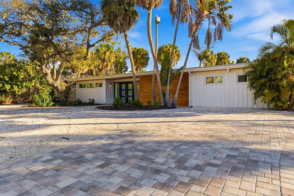 Siesta Key retreat  walk to beach and village
