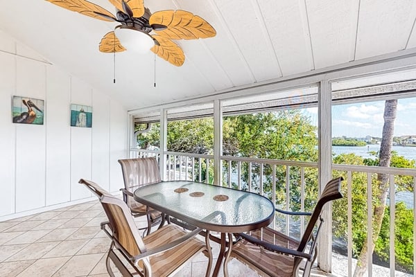 Lovely Siesta Key condo with patio, pool & bay view - near beach