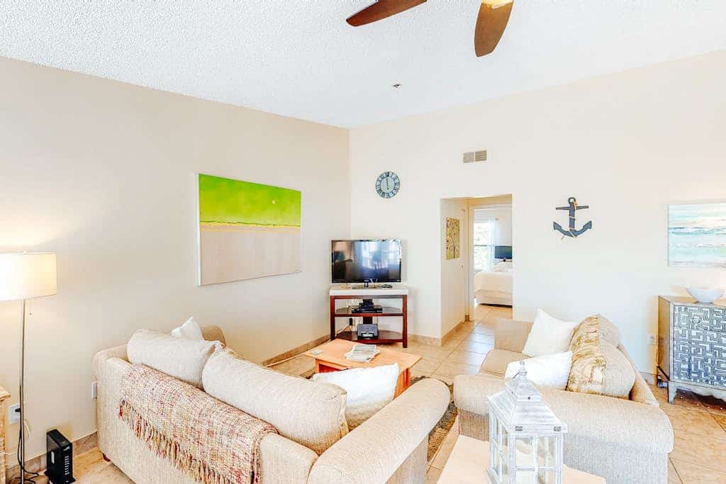 Inviting Condo with Shared Pool, High-Speed WiFi, and Central AC