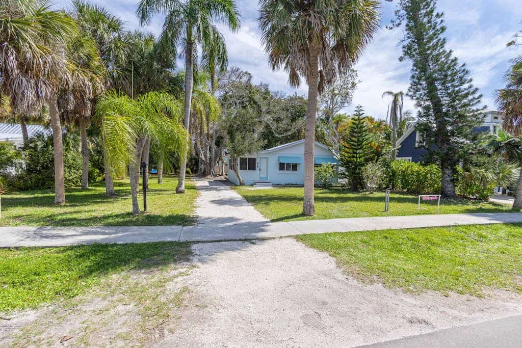 Sunny home near the water with patio, streaming, washer/dryer, grill, fast WiFi