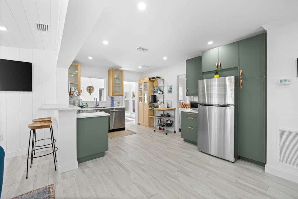 Sunny home near the water with patio, streaming, washer/dryer, grill, fast WiFi