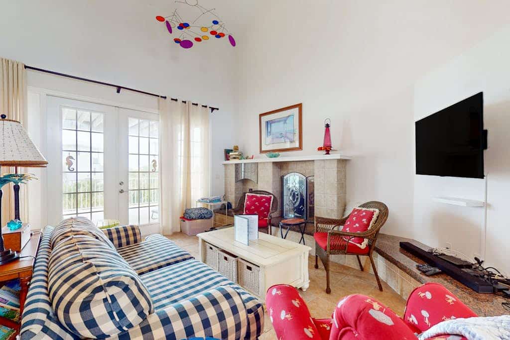 Steps away to beaches and the Gulf, snowbird friendly, AC, free WIFI and parking