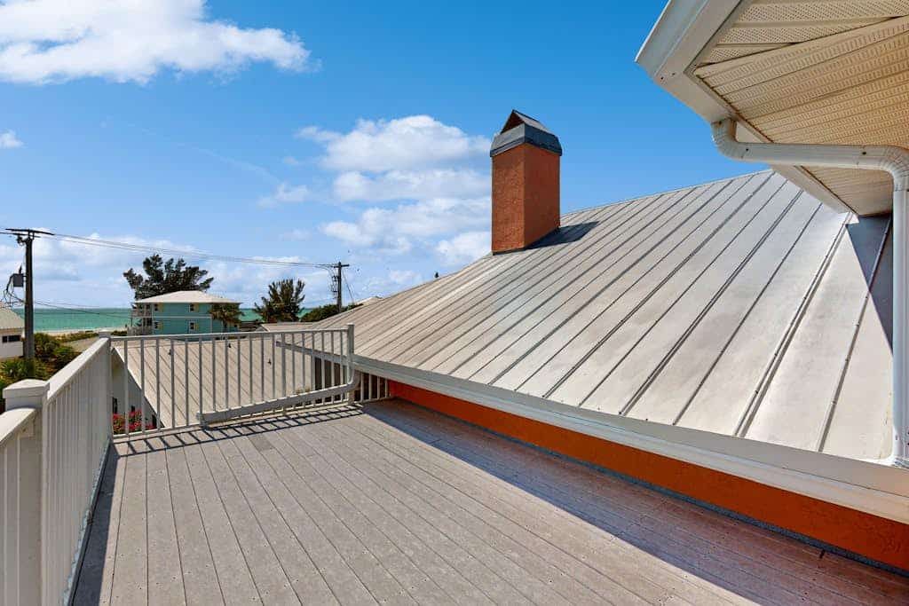 Steps away to beaches and the Gulf, snowbird friendly, AC, free WIFI and parking