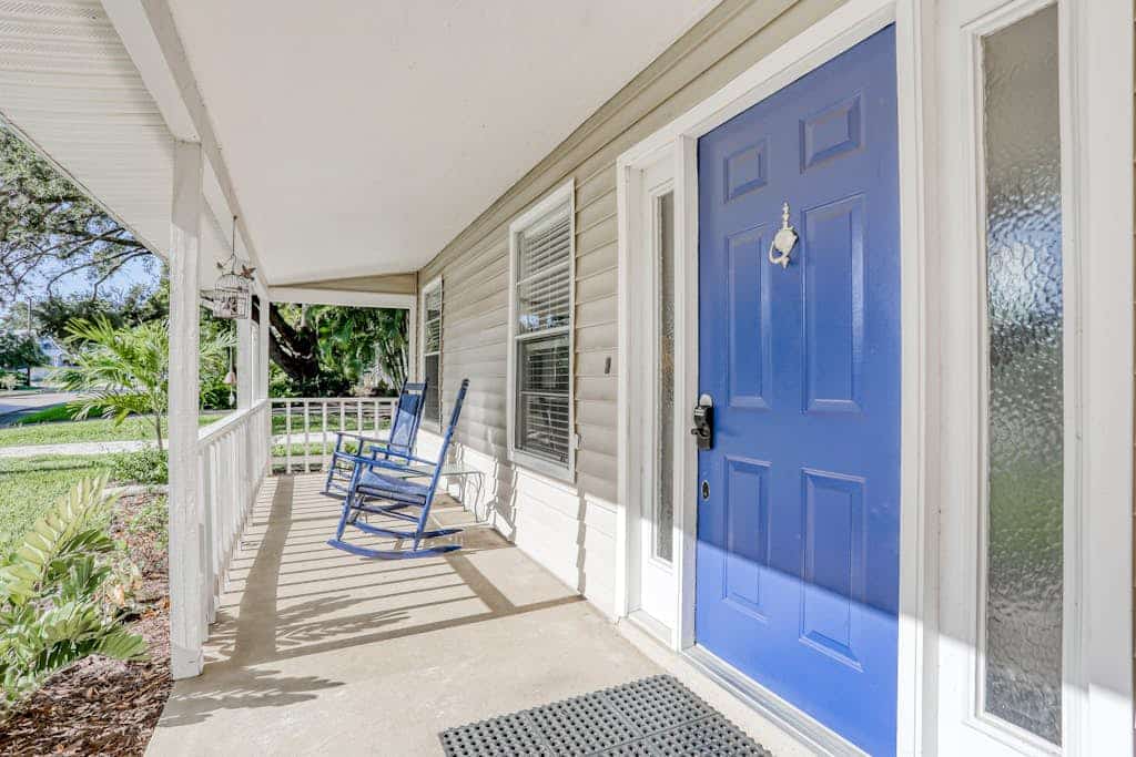 Charming dog-friendly home with enclosed yard, full kitchen & washer/dryer