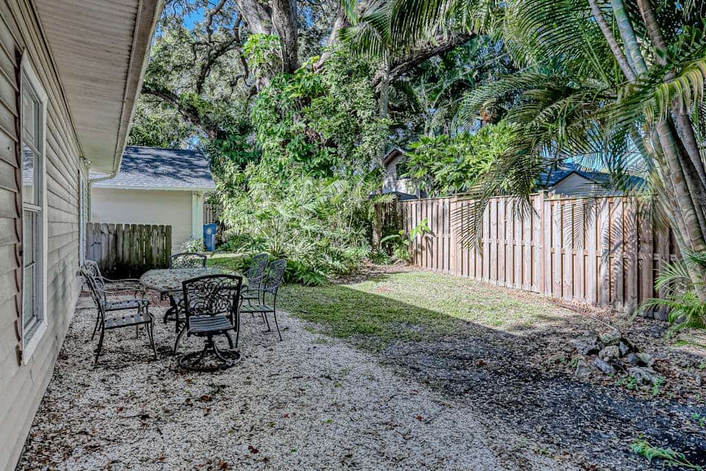 Charming dog-friendly home with enclosed yard, full kitchen & washer/dryer
