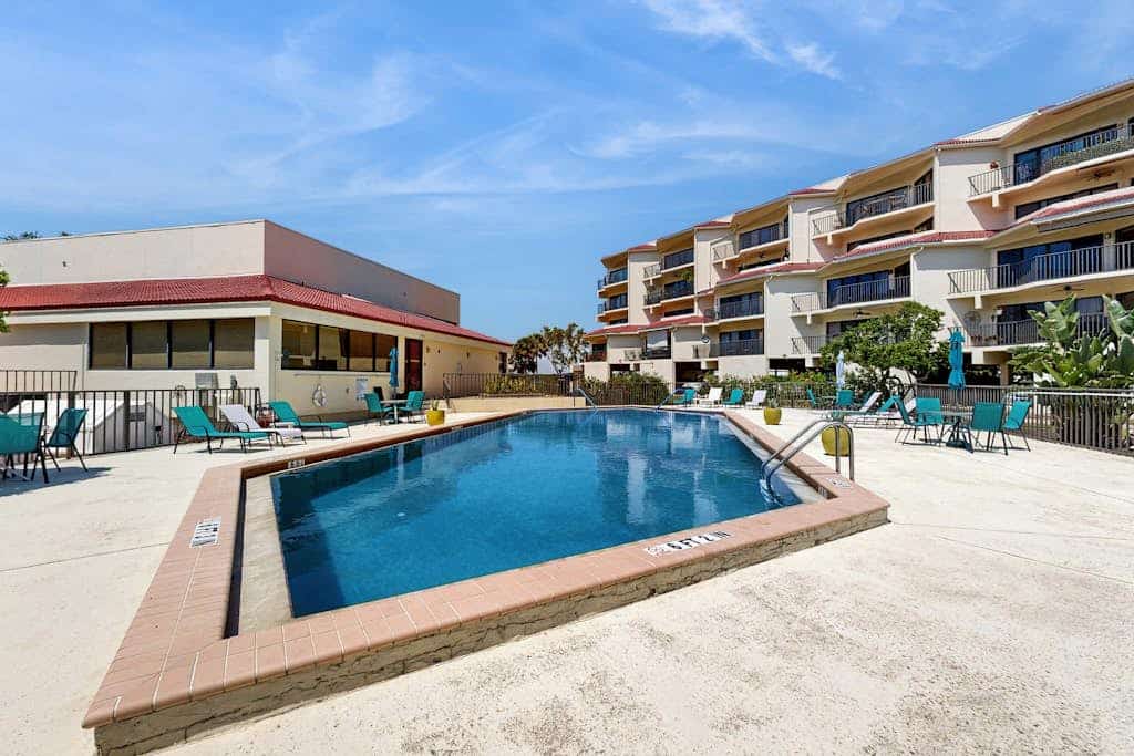 Charming condo w/access to shared pool, riverwalk & close to Island Ferry