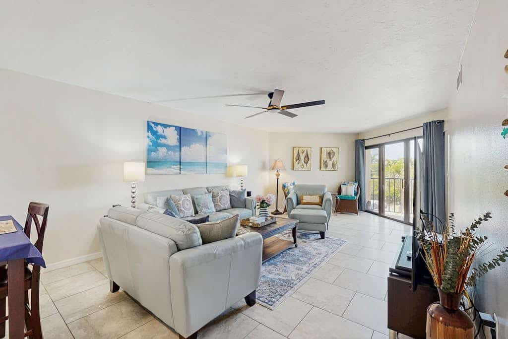 Charming condo w/access to shared pool, riverwalk & close to Island Ferry
