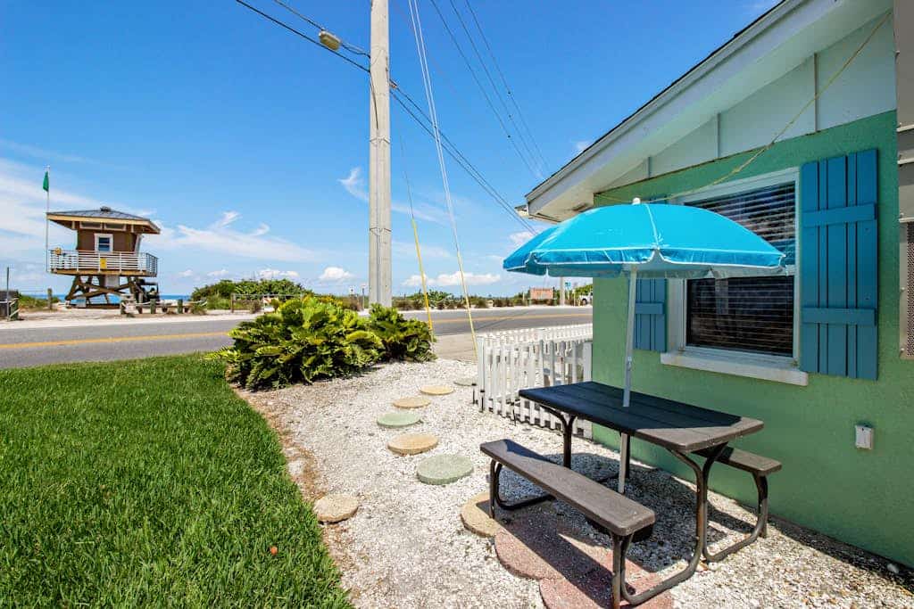 Adorable condo with a full kitchen & outdoor space - just steps from the beach