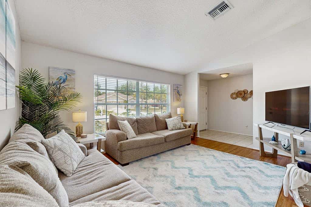 Centrally located and dog friendly with heated pool, WIFI, pool table and WD
