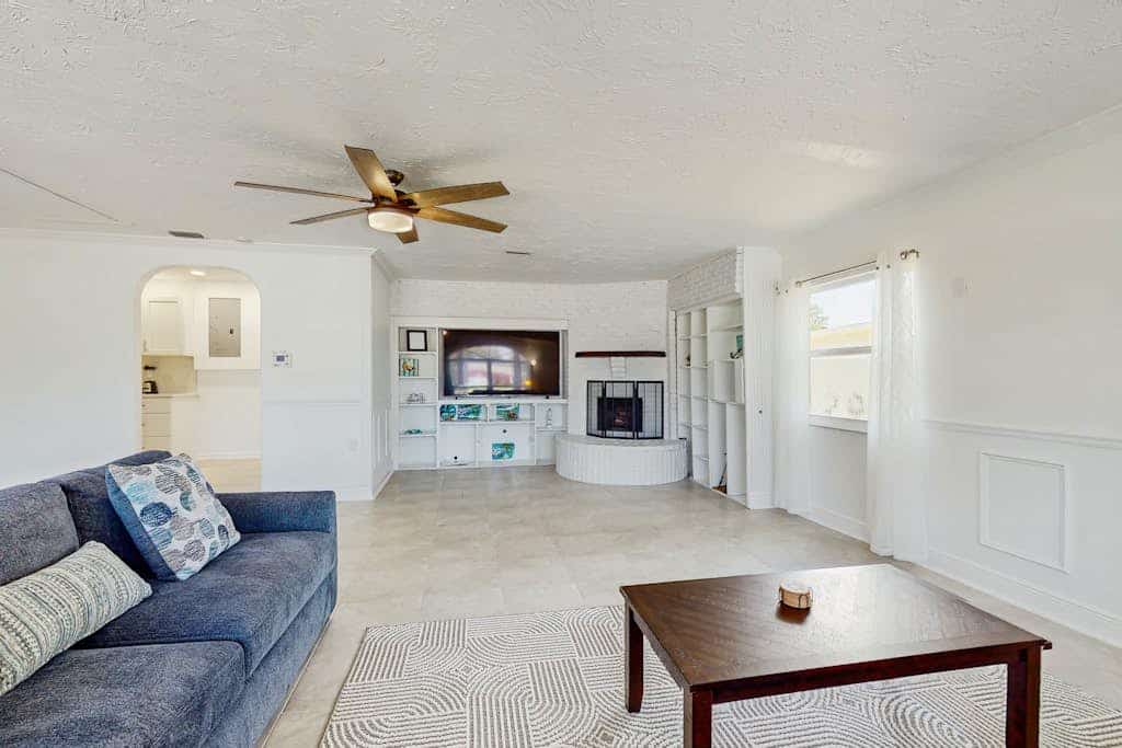 Cozy home with washer and dryer, internet, and prime location