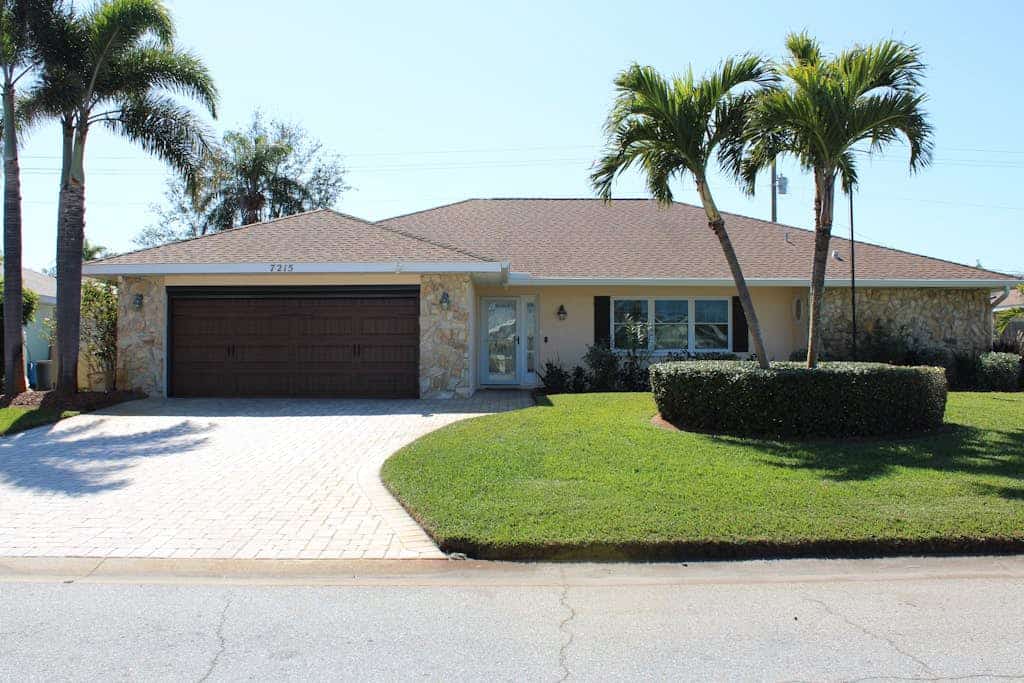 Spacious home with beautiful pool & waterfall -close to beaches and IMG Academ