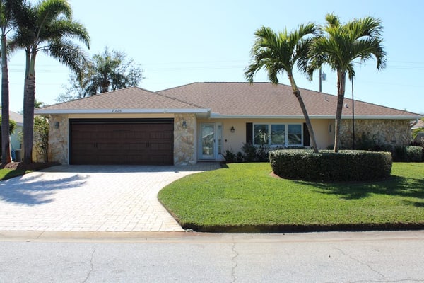 Spacious home with beautiful pool & waterfall -close to beaches and IMG Academ
